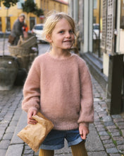 Indlæs billede til gallerivisning Opskrift på Novice Sweater Junior - Mohair Edition fra PetiteKnit