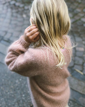 Indlæs billede til gallerivisning Opskrift på Novice Sweater Junior - Mohair Edition fra PetiteKnit