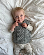 Indlæs billede til gallerivisning Opskrift på Moby Slipover Baby fra PetiteKnit