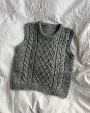 Indlæs billede til gallerivisning Opskrift på Moby Slipover Baby fra PetiteKnit