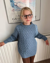 Indlæs billede til gallerivisning Opskrift på Moby Sweater Junior fra PetiteKnit