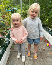 Indlæs billede til gallerivisning Opskrift på Monday Sweater Junior fra PetiteKnit