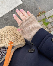 Indlæs billede til gallerivisning Opskrift på Penny Gloves fra PetiteKnit