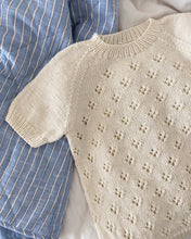 Indlæs billede til gallerivisning Opskrift på Rigmors Sommerbluse Junior fra PetiteKnit