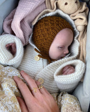 Indlæs billede til gallerivisning Opskrift på Selmas Sovedragt fra PetiteKnit