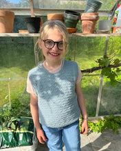 Indlæs billede til gallerivisning Opskrift på Sille Slipover Junior fra PetiteKnit