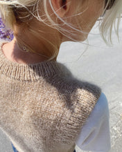 Indlæs billede til gallerivisning Opskrift på Stockholm Slipover V-neck fra PetiteKnit