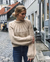 Indlæs billede til gallerivisning Opskrift på Sunday Sweater fra PetiteKnit