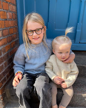 Indlæs billede til gallerivisning Opskrift på Sunday Sweater Junior fra PetiteKnit