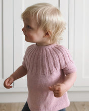 Indlæs billede til gallerivisning Opskrift på Sunday Tee Mini fra PetiteKnit
