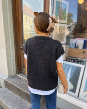 Indlæs billede til gallerivisning Opskrift på Weekend Slipover V-neck fra PetiteKnit