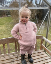 Indlæs billede til gallerivisning Opskrift på Zipper Sweater Junior fra PetiteKnit