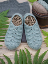 Indlæs billede til gallerivisning Opskrift på Bregnetøfler fra Sandnes Garn