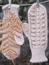 Indlæs billede til gallerivisning Opskrift på Bregnevotten på tynde pinde fra Sandnes Garn