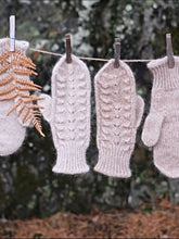 Indlæs billede til gallerivisning Opskrift på Bregnevotten på tynde pinde fra Sandnes Garn