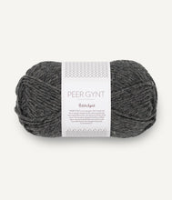 Indlæs billede til gallerivisning Louvre Sweater - strikkekit [Peer Gynt] PetiteKnit
