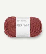 Indlæs billede til gallerivisning Louvre Sweater - strikkekit [Peer Gynt] PetiteKnit
