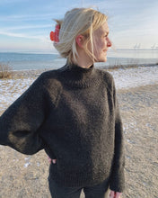 Indlæs billede til gallerivisning Louvre Sweater - strikkekit [Peer Gynt] PetiteKnit
