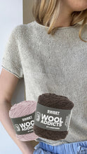 Indlæs billede til gallerivisning Plain Yoke Tee 22 garnpakke [Sweet Lang Yarns]
