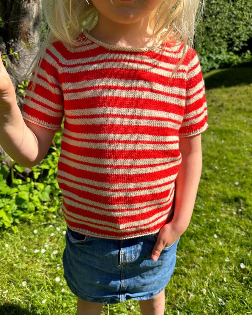 Opskrift på Amélie Tee Junior fra PetiteKnit