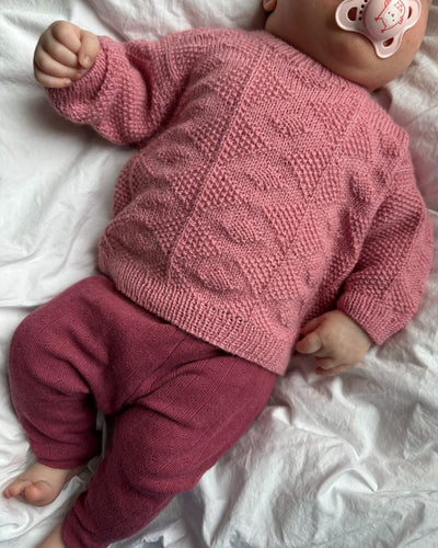 Opskrift på Esther Sweater Baby fra PetiteKnit