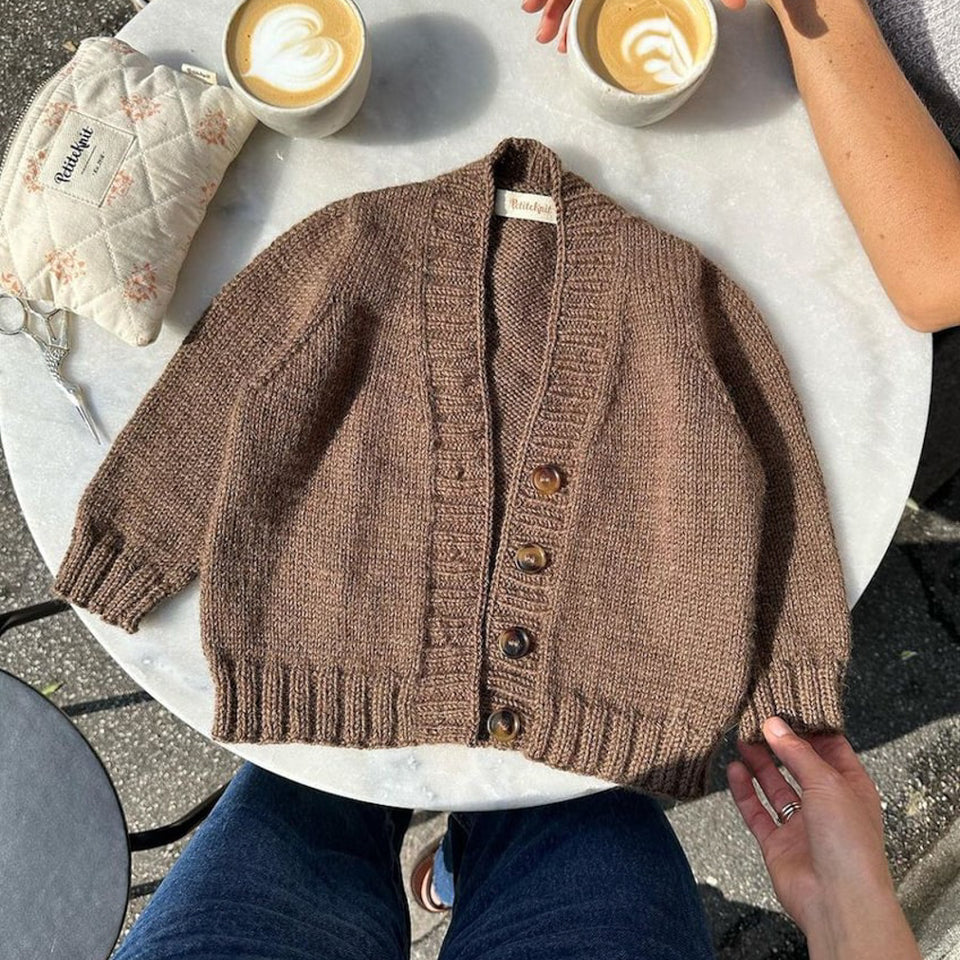 Opskrift på Eva Cardigan Junior fra PetiteKnit