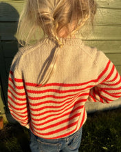 Indlæs billede til gallerivisning Opskrift på Lyon Sweater Junior fra PetiteKnit
