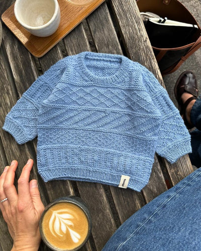 Opskrift på Storm Sweater Baby fra PetiteKnit
