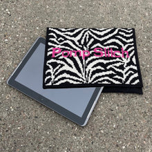 Indlæs billede til gallerivisning Statement iPad Sleeve (21 x 27 cm) fra Pomp Stitch
