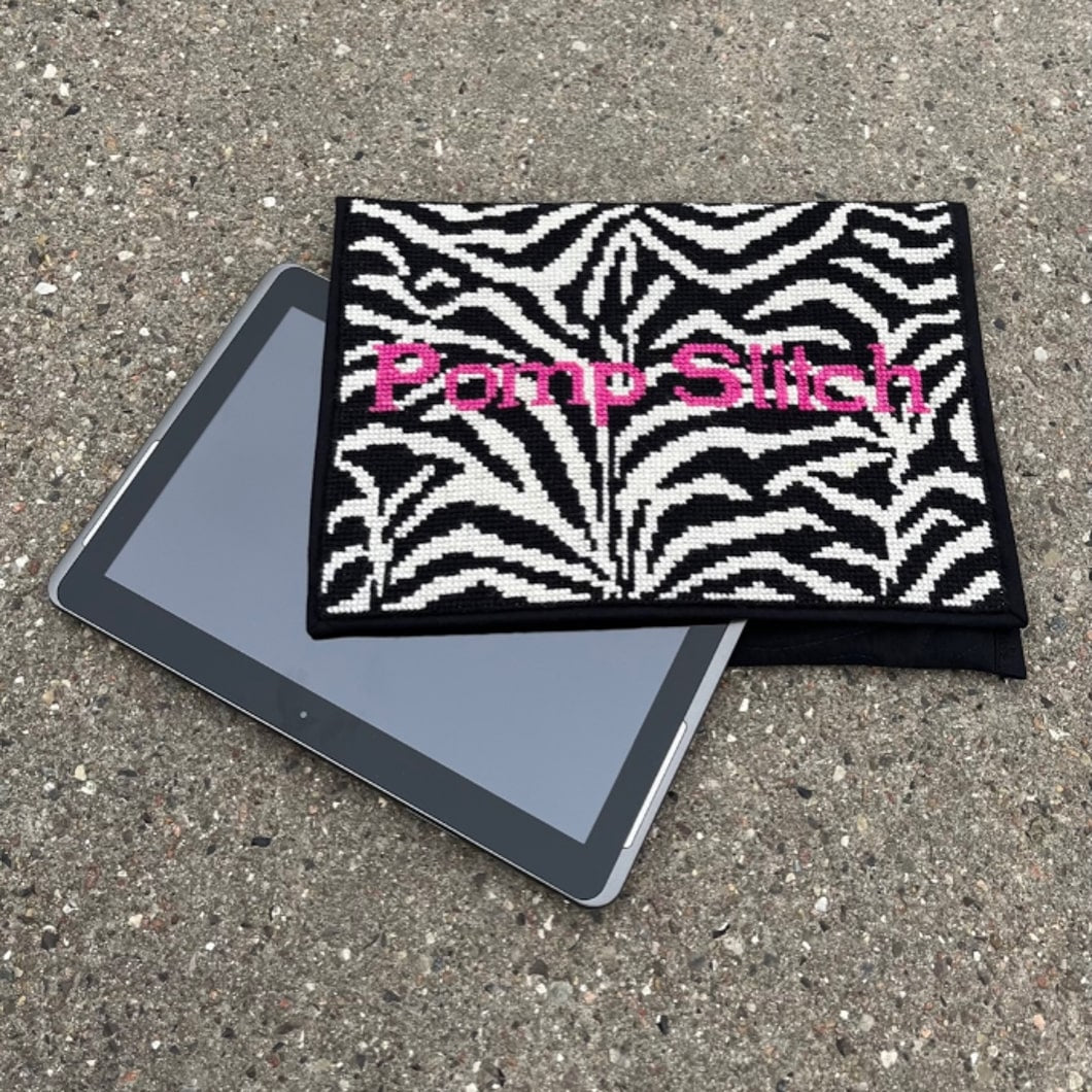 Statement iPad Sleeve (21 x 27 cm) fra Pomp Stitch