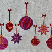 Indlæs billede til gallerivisning Pomp Stitch Juletræstæppe med kugler
