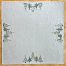 Indlæs billede til gallerivisning Pomp Stitch Juletræstæppe med grantræer
