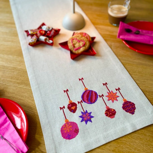 Pomp Stitch Broderikit juleløber rød 2030-2 størrelse 30x100 cm