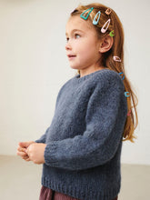 Indlæs billede til gallerivisning Sandnes enkeltopskrift 2401 Mykt til barn [05] Debutant Sweater Junior
