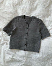 Indlæs billede til gallerivisning Maggie Cardigan PetiteKnit garnpakke [Australia]
