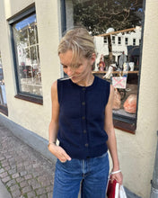 Indlæs billede til gallerivisning Maggie Vest - strikkekit [Double Sunday] PetiteKnit
