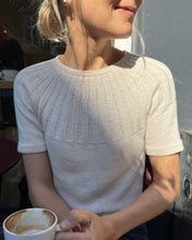 Indlæs billede til gallerivisning Sunday Tee PetiteKnit strikkekit [Tynn Line]

