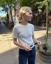 Indlæs billede til gallerivisning Sunday Tee PetiteKnit strikkekit [Tynn Line]
