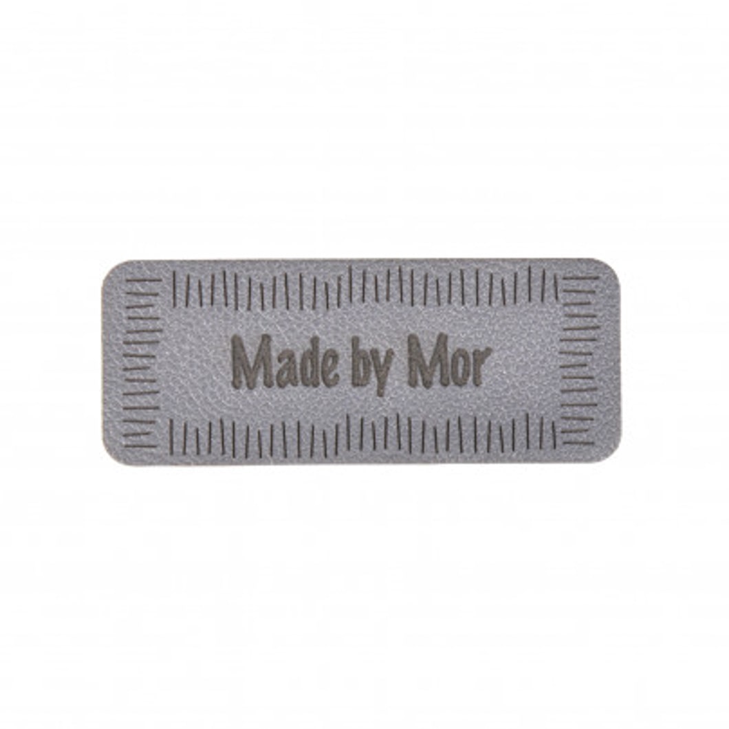Label grå læder - made by mor