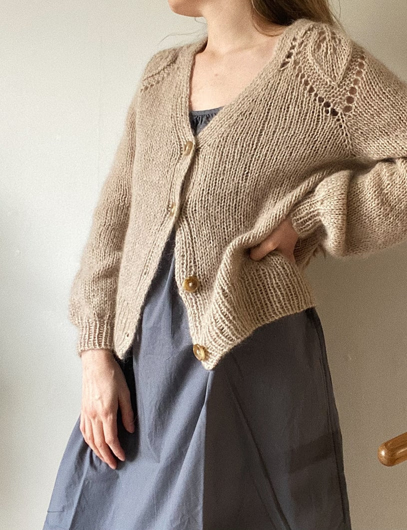 Opskrift på Chunky Dahlia V-Neck Cardigan fra Le Knit