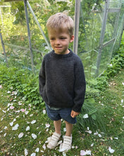 Indlæs billede til gallerivisning Opskrift på Hanstholm Sweater Junior fra PetiteKnit
