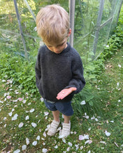 Indlæs billede til gallerivisning Opskrift på Hanstholm Sweater Junior fra PetiteKnit
