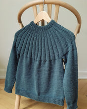 Indlæs billede til gallerivisning Opskrift på Haralds Sweater Junior fra PetiteKnit
