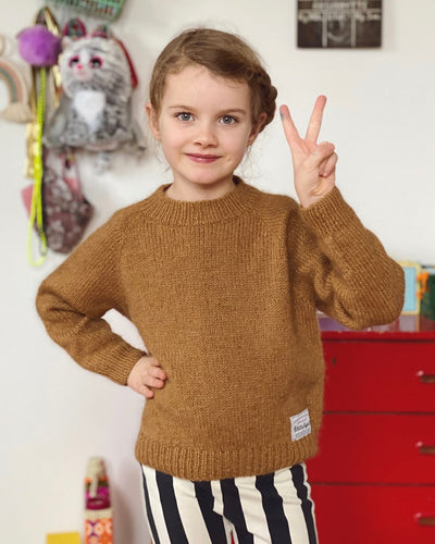 Opskrift på Ingen Dikkedarer Sweater Junior fra PetiteKnit