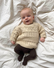 Indlæs billede til gallerivisning Opskrift på Ingrid Sweater Baby fra PetiteKnit
