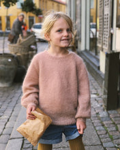 Indlæs billede til gallerivisning Opskrift på Novice Sweater Junior - Mohair Edition fra PetiteKnit
