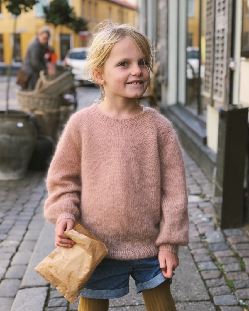 Opskrift på Novice Sweater Junior - Mohair Edition fra PetiteKnit