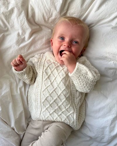 Opskrift på Moby Sweater Baby fra PetiteKnit