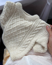 Indlæs billede til gallerivisning Opskrift på Moby Sweater Baby fra PetiteKnit
