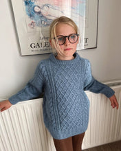 Indlæs billede til gallerivisning Opskrift på Moby Sweater Junior fra PetiteKnit
